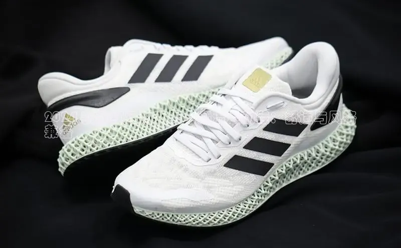 意昂体育号2024 新款红色耐克男士潮流运动鞋：舒适与风格
兼备