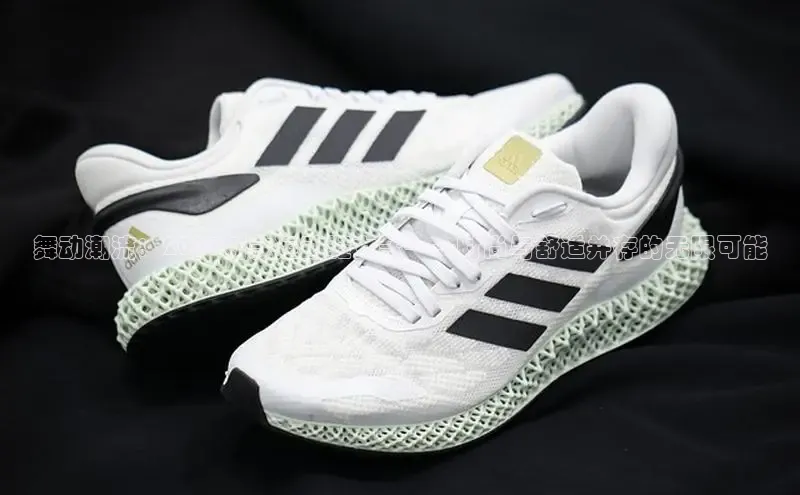 舞动潮流：2025新款运动鞋女款——时尚与舒适并存的无限可能